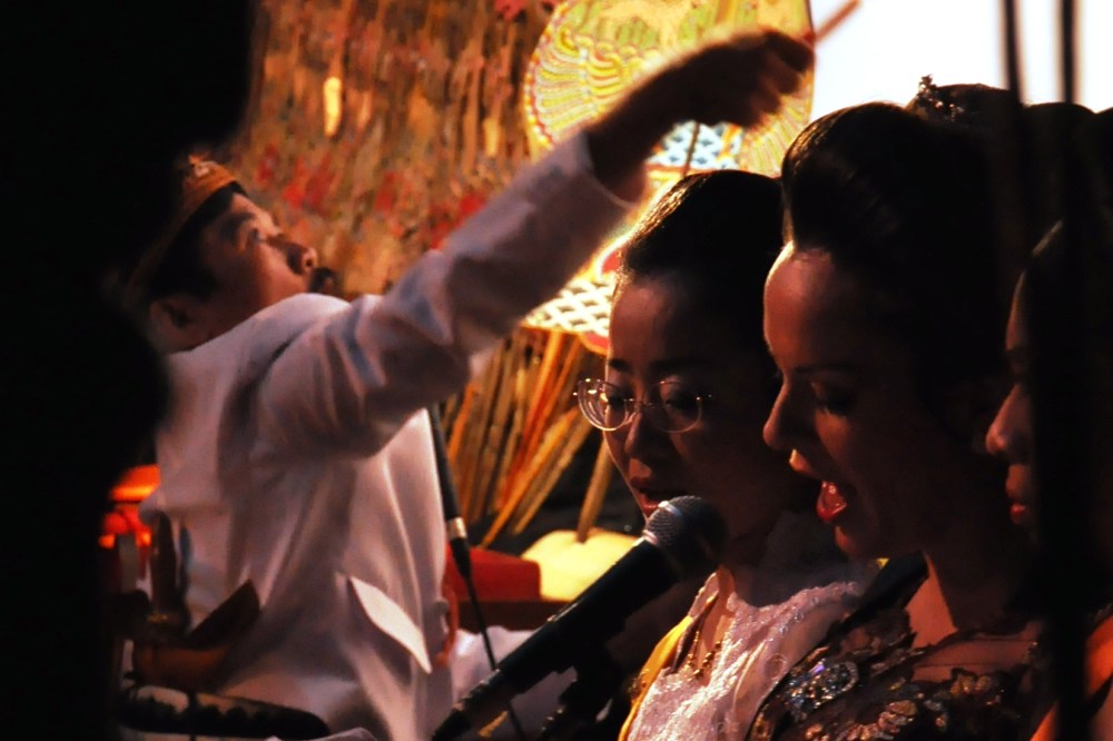 Chanteuse Sinden Agi et Dalang