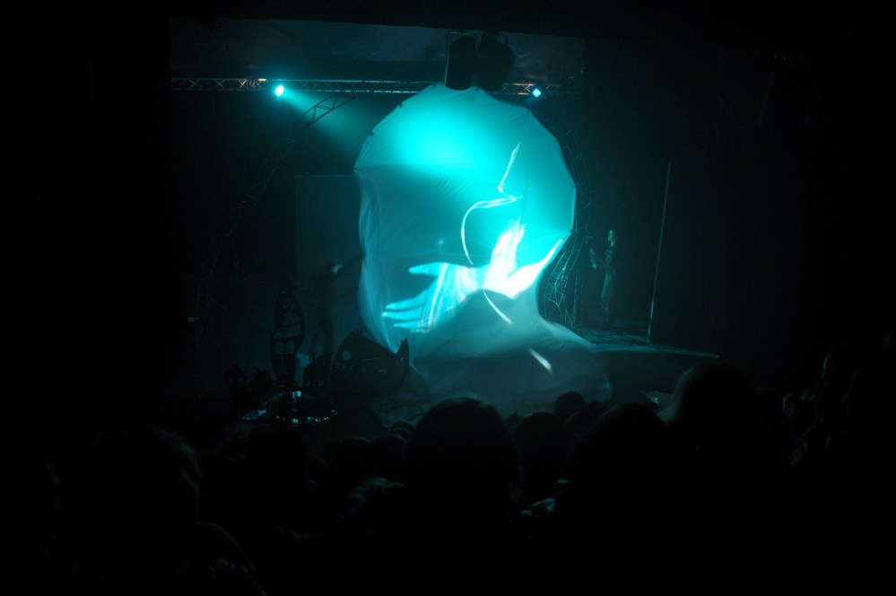 Pendant la representation de l enfant de la haute mer, la vague . Automne2085 Theatre nomade de marionnette et de matiere