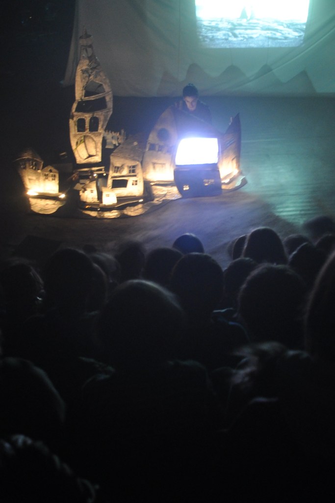 Pendant la representation de l enfant de la haute mer, public et Julia a la petite chambre. Automne2085 Theatre nomade de marionnette et de matiere