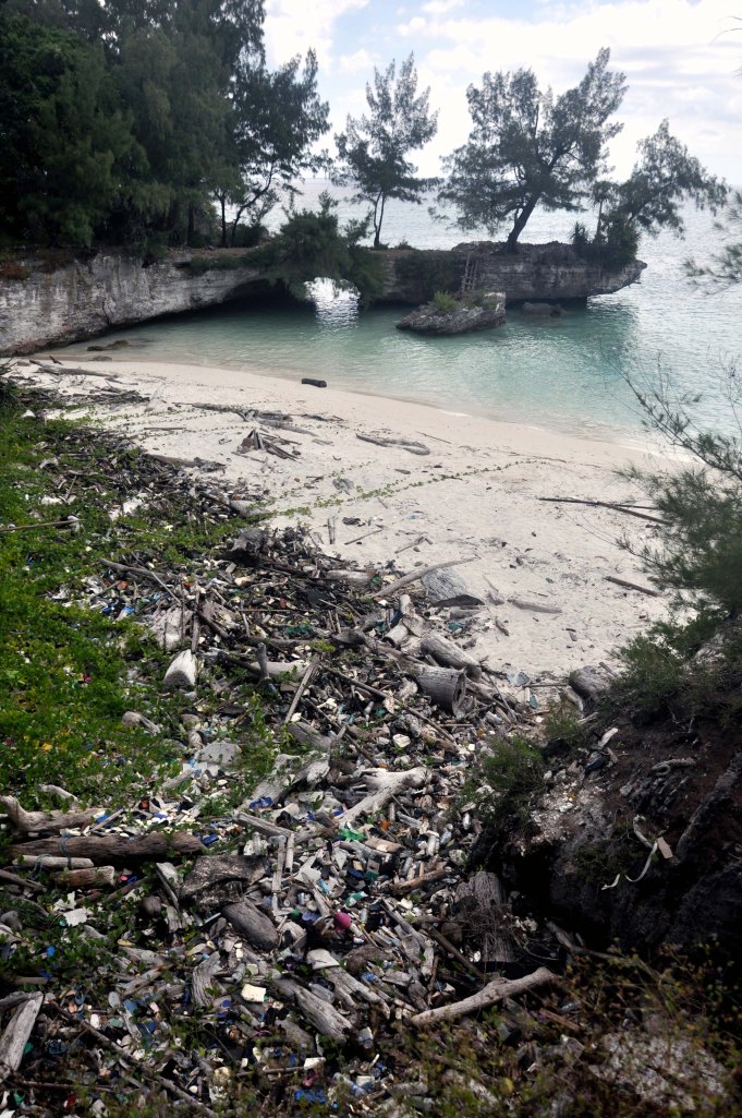 plage selayar sable et plastique