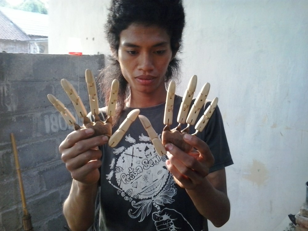 Mas Dadi, main en buis de la réplique. 