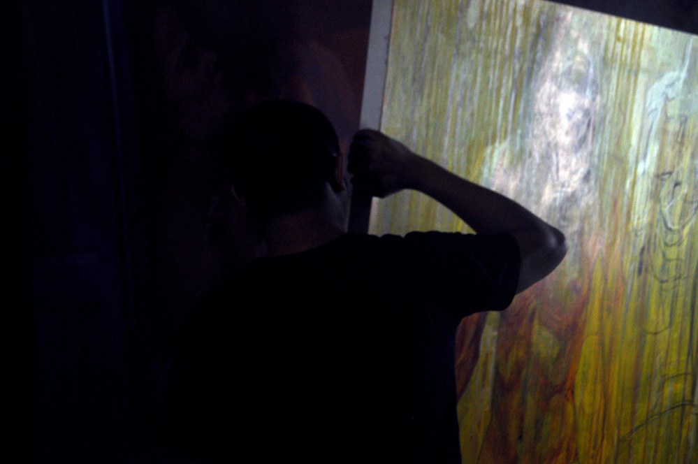 premier pas ds l atelier de KokokP sancoko, le peintre de l hologramme brise en indonesie