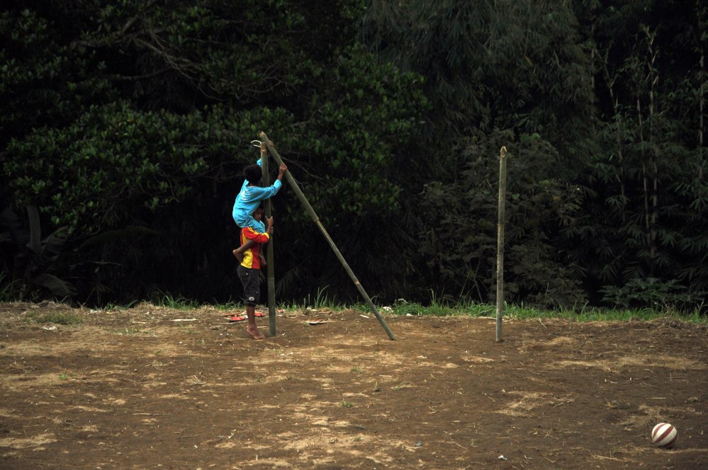 Sur la pointe des pieds.Dernier jour a nglorog Volcan Lawu.