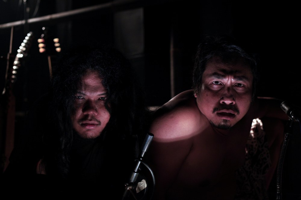 Hamrin et Mo'ong se regarde ds le Kaca Gong ( Gong en verre )