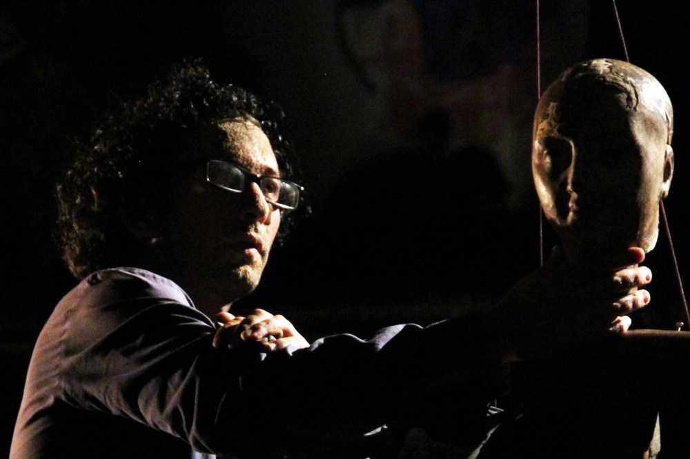 08 Hologramme brise performance ICAN Jogya. Automne 2085 theatre nomade de marionnette et de matiere