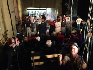 la-grange-au-bout-du-plongeoir-le-public-se-ballade-sur-le-plateau-automne-2085